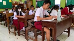 Prabowo instruksikan pelajaran menulis tangan anak tulisan besar 2025