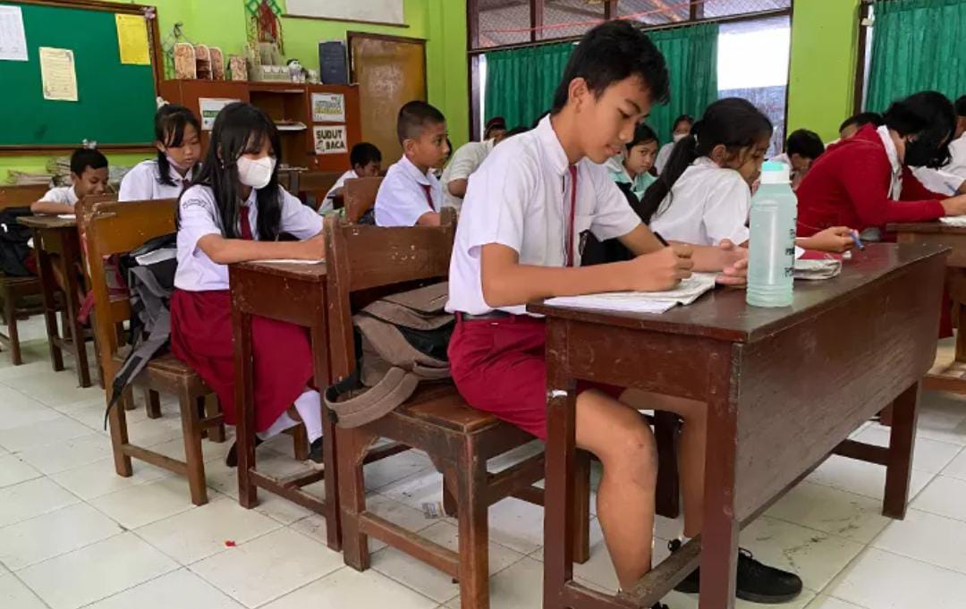 Prabowo instruksikan pelajaran menulis tangan anak tulisan besar 2025